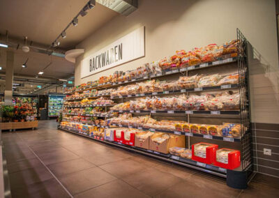 Regal mit Backwaren, REWE Golly in Berlin