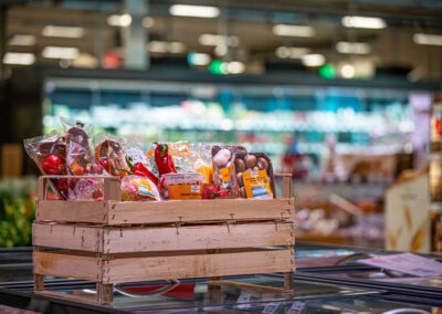 Holzkiste mit Gemüse, REWE Golly in Berlin